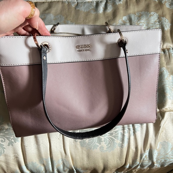 Guess purse dusty rose with a little creme and black handles - Picture 2 of 2